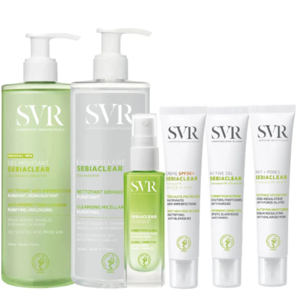 Une collection de soins SVR Sebiaclear, comprenant deux flacons pompe, un spray et trois tubes. L'emballage est blanc et vert, avec des étiquettes détaillant différents soins purifiants et éclaircissants. Dakar