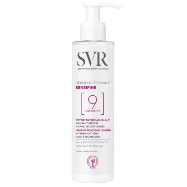 Flacon pompe transparent du nettoyant Sensifine de SVR Laboratoire Dermatologique. L'étiquette le présente comme un nettoyant démaquillant visage, yeux et lèvres, contenant 9 ingrédients. Convient aux peaux sensibles. Contenance : 200 ml. Fabriqué en France. Dakar