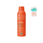 Un spray orange de SVR Sun Secure avec SPF 50. Le flacon est orné d'un texte blanc et bleu clair. À droite, un petit logo représentant un corail et un texte sur la formule biodégradable et respectueuse des océans. Dakar