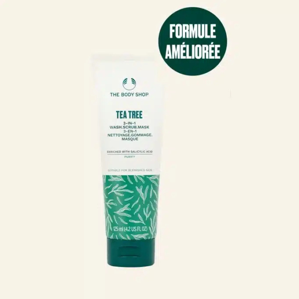 Tube de masque nettoyant-exfoliant 3-en-1 à l'arbre à thé The Body Shop, orné d'un motif vert orné de feuilles d'arbre à thé blanches. Son emballage met en valeur la formule améliorée « Formule Améliorée ». Convient aux peaux à imperfections, contenance de 125 ml. Dakar