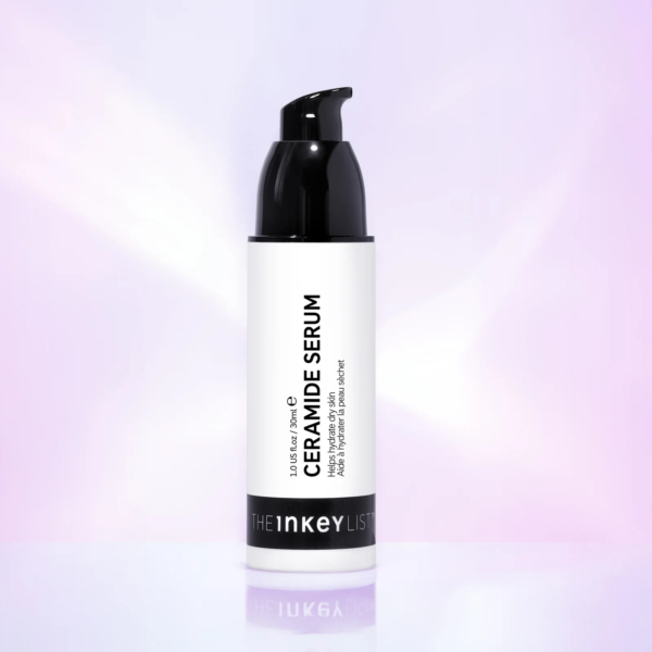 Un flacon de sérum aux céramides The Inkey List, avec sa pompe noire, sur fond pastel doux. Ce produit est conçu pour hydrater et renforcer la barrière cutanée. Dakar