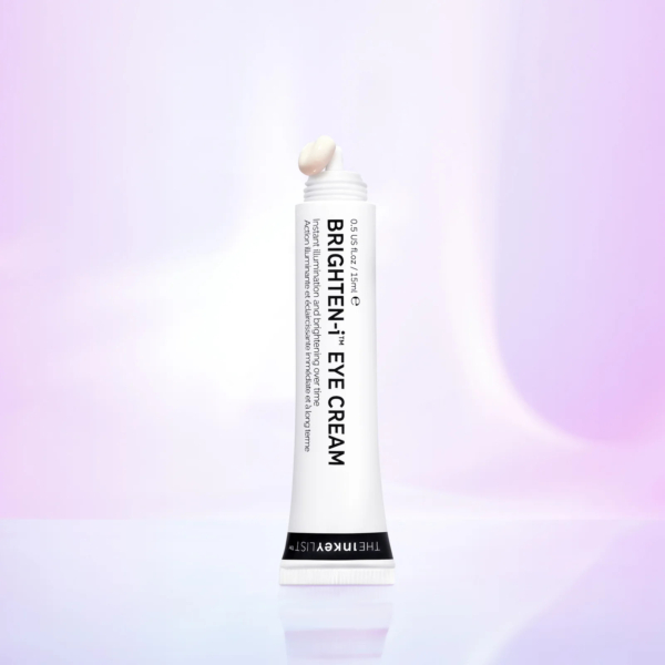 Un tube de crème contour des yeux Brighten-I de Beauty of Joseon se dresse sur un fond pastel flou. Le tube est blanc, avec un texte noir, et une petite quantité de crème est visible à l'ouverture. Dakar