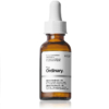 Un flacon compte-gouttes en verre contenant le sérum The Ordinary Alpha Arbutin 2 % + HA. L'étiquette est blanche avec un texte noir indiquant le nom du produit et ses ingrédients. Le bouchon est blanc et le contenant est ambré translucide. Dakar