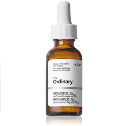 Un flacon compte-gouttes en verre contenant le sérum The Ordinary Alpha Arbutin 2 % + HA. L'étiquette est blanche avec un texte noir indiquant le nom du produit et ses ingrédients. Le bouchon est blanc et le contenant est ambré translucide. Dakar