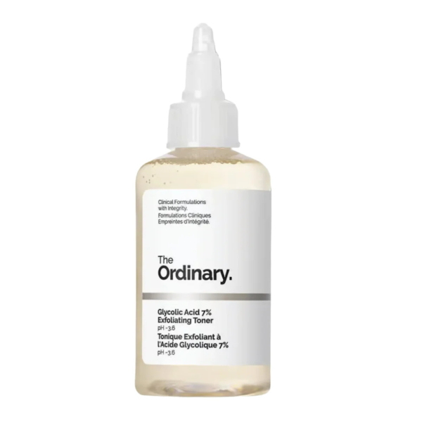 Un flacon en plastique de solution tonique exfoliante à l'acide glycolique 7 % The Ordinary, muni d'un bouchon à clapet. L'étiquette est blanche avec un texte noir indiquant le nom du produit et ses ingrédients. Le liquide à l'intérieur est jaune clair. Dakar