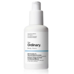 Un flacon pompe blanc de l'émulsion visage et corps Niacinamide 5 % de The Ordinary. L'étiquette présente un texte noir détaillant le nom et la description du produit, ainsi qu'une ligne bleu clair. Dakar