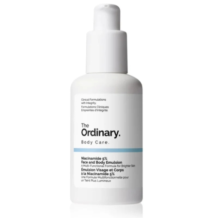Un flacon pompe blanc de l'émulsion visage et corps Niacinamide 5 % de The Ordinary. L'étiquette présente un texte noir détaillant le nom et la description du produit, ainsi qu'une ligne bleu clair. Dakar