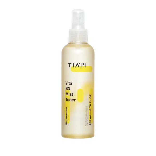 Un flacon pulvérisateur cylindrique de lotion tonique TIA'M Vita B3 avec un bouchon transparent. L'étiquette présente un texte mettant en valeur la niacinamide et la contenance du flacon (200 ml, soit 6,76 fl oz), sur fond blanc. Dakar