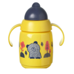 Une tasse à bec jaune à double anse et couvercle bleu foncé. Décorée d'un motif fantaisiste représentant un ours, des arbres et des plantes colorés, elle apporte une touche ludique. Dakar
