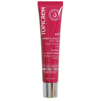 Tube rouge de Topicrem AH3 Crème Anti-Âge Globale, 40 ml, avec bouchon argenté. L'emballage met en avant ses bienfaits sur les rides, la fermeté et l'éclat, notamment grâce à l'acide hyaluronique et au cuivre. Convient aux peaux sensibles et sèches. Dakar