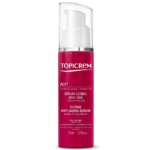 Un flacon rouge de sérum anti-âge global Topicrem avec une pompe blanche. L'étiquette mentionne des ingrédients comme l'acide hyaluronique et les vitamines C et E, et met en avant des bienfaits tels que la réduction des rides et l'éclat du teint. Contenance : 30 ml. Dakar