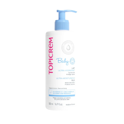 Un flacon de 500 ml de Lait Ultra-Hydratant Topicrem pour bébé. Blanc, avec inscription rose et bleu, il est doté d'une pompe doseuse bleu clair. Convient au visage et au corps, et est conçu pour les peaux sèches et sensibles. Fabriqué en France. Dakar