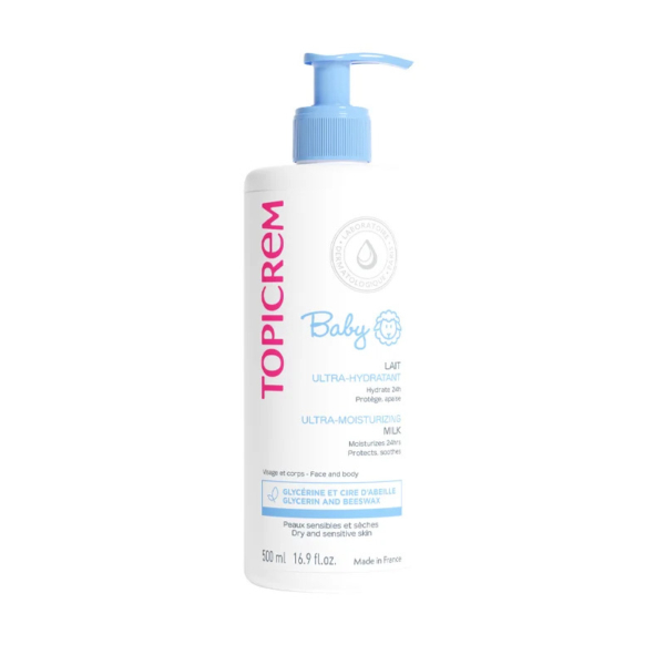 Un flacon de 500 ml de Lait Ultra-Hydratant Topicrem pour bébé. Blanc, avec inscription rose et bleu, il est doté d'une pompe doseuse bleu clair. Convient au visage et au corps, et est conçu pour les peaux sèches et sensibles. Fabriqué en France. Dakar