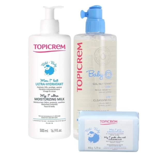 Coffret de soins pour bébé Topicrem comprenant trois produits : un grand flacon de lait hydratant, un flacon pompe de gel nettoyant et un pain de savon nettoyant doux. L'emballage présente des touches de bleu et une illustration de mouton. Dakar