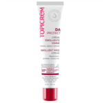 Un tube blanc de crème émolliente visage Topicrem DA Protect est présenté. Il est orné d'un texte rouge et noir détaillant ses bienfaits hydratants et apaisants pour les peaux sensibles et atopiques. Le tube contient 40 ml. Dakar
