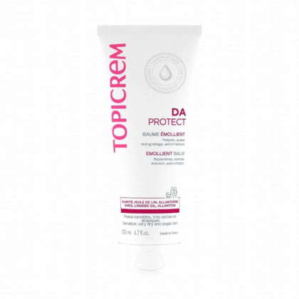 Tube blanc de baume émollient Topicrem DA Protect, avec inscription rose et grise sur le devant. Ce produit revendique des vertus régénératrices et protectrices pour les peaux très sèches et sensibles à l'acné, grâce à ses ingrédients comme le karité, l'huile de lin et l'allantoïne. Contenance : 200 ml. Dakar