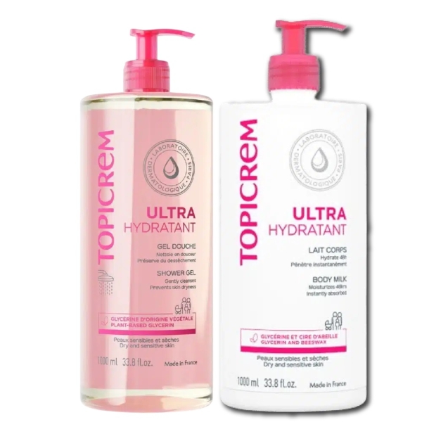 Deux flacons de produits Topicrem Ultra Hydratant. À gauche, un gel douche avec inscription et pompe roses, et à droite, un lait corporel avec inscription et pompe rouges. Les deux flacons font 1 000 ml et arborent un logo en forme de goutte. Dakar