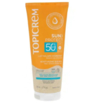 Un tube orange de Lait Solaire Hydratant Topicrem Sun Protect SPF 50+. L'emballage est doté d'un logo résistant à l'eau et d'une étiquette pour peaux sensibles. Le tube contient 200 ml. Dakar
