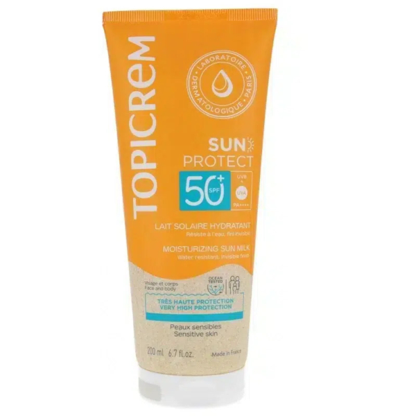 Un tube orange de Lait Solaire Hydratant Topicrem Sun Protect SPF 50+. L'emballage est doté d'un logo résistant à l'eau et d'une étiquette pour peaux sensibles. Le tube contient 200 ml. Dakar