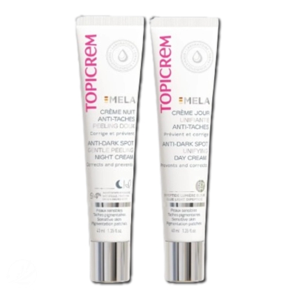Deux tubes étiquetés « Topicrem ». Le tube de gauche est « Crème de Nuit Peeling Douceur Anti-Taches » et celui de droite est « Crème de Jour Unifiante Anti-Taches ». Les deux tubes ont un fond blanc et un texte rose. Dakar