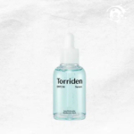 Un flacon transparent de sérum Torriden DIVE IN avec un bouchon compte-gouttes blanc sur fond blanc texturé. L'étiquette indique « Acide hyaluronique de faible poids moléculaire ». Dakar