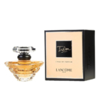 Un flacon de Trésor de Lancôme, en forme de cône inversé et en verre transparent, est présenté dans son emballage noir et beige. Le flacon de parfum est doté d'un bouchon noir. Dakar