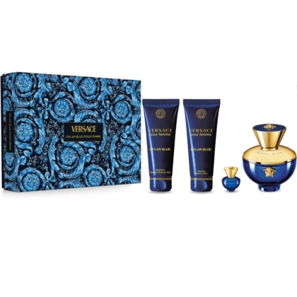 Le Coffret L’Eau de Parfum VERSACE Dylan Blue Femme est un coffret cadeau opulent comprenant un flacon de parfum bleu et or, une miniature et deux tubes de produits parfumés avec un emballage fleuri et tourbillonnant. Dakar