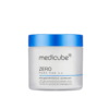 Un pot de Medicube Zero Pore Pad 2.0 avec un couvercle bleu. L'étiquette présente le nom de la marque et les informations produit en noir et bleu sur fond blanc. Ce pot est conçu pour les soins de la peau, notamment pour minimiser les pores. Dakar