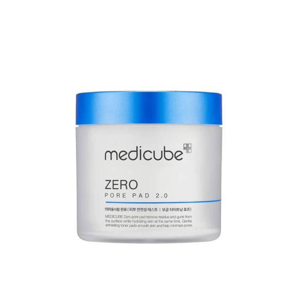 Un pot de Medicube Zero Pore Pad 2.0 avec un couvercle bleu. L'étiquette présente le nom de la marque et les informations produit en noir et bleu sur fond blanc. Ce pot est conçu pour les soins de la peau, notamment pour minimiser les pores. Dakar