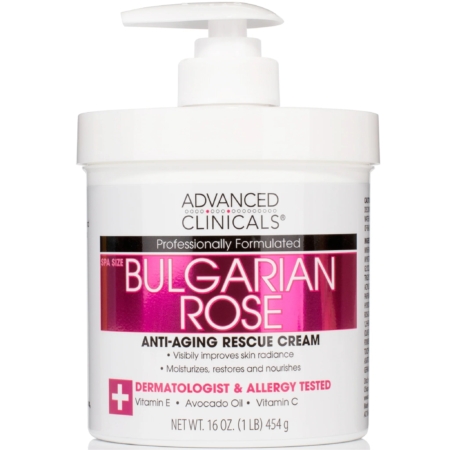 Un pot blanc de Crème de Secours Anti Age Rose Bulgare Rougeurs et Irritations ADVANCED CLINICALS 454g avec pompe, contenant un parfum de rose et des ingrédients comme la vitamine E et l'huile d'avocat, comme indiqué sur l'étiquette testée dermatologiquement. Dakar