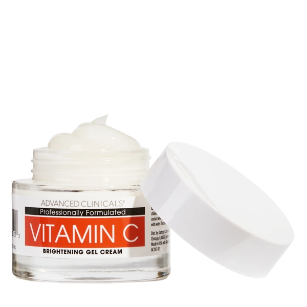 Un pot de Gel Crème Éclaircissant Visage à la Vitamine C ADVANCED CLINICALS de 75 ml, avec son couvercle à côté, révèle une épaisse couche de crème blanche. L'étiquette affiche la marque et la description du produit. Dakar