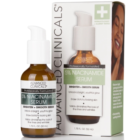 Un flacon de Sérum à 5 % de Niacinamide Anti Imperfections et Irrégularités du Teint 52 ml d'ADVANCED CLINICALS se dresse devant sa boîte, qui présente le visage d'une femme et met en avant les revendications d'éclaircissement et de lissage de la peau. Dakar