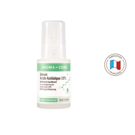 Un flacon d'Aroma Zone Sérum Peau Grasse Clarifiant Concentré Acide Azélaïque 10 % 30 ml est présenté, avec une étiquette blanche et verte. À côté, un logo aux couleurs du drapeau français proclame fièrement « Fabrication Française », indiquant que le produit est fabriqué en France. Dakar