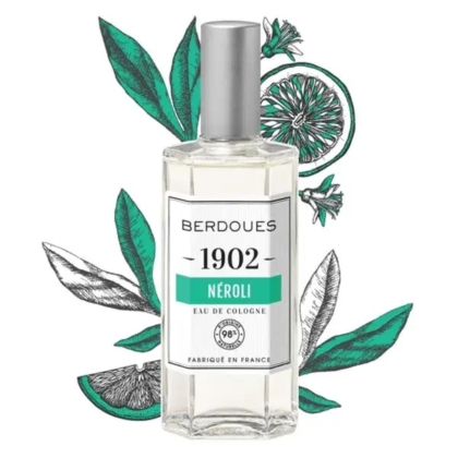 Un flacon en verre transparent de BERDOUES Néroli Eau de Cologne 125 ml présente une étiquette blanche avec des accents verts, complétant le fond illustré de feuilles vertes et de tranches d'agrumes, mettant en valeur son thème parfumé. Dakar