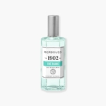 Un flacon en verre transparent de BERDOUES 1902 L'Eau de Cologne Blanche, orné d'un bouchon argenté et étiqueté en blanc avec un texte noir et vert, met en valeur avec élégance son charme sur un fond clair, évoquant une essence intemporelle. Dakar