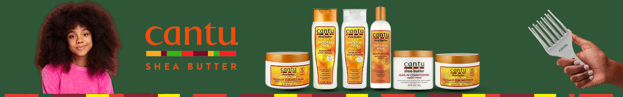 Une femme aux cheveux bouclés et volumineux sourit à côté des produits capillaires Cantu Shea Butter, dont un shampoing, un après-shampoing et une crème coiffante, présentés sur un fond vert. À droite, une main tient un pic à cheveux. Dakar