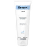 Un tube blanc de Dexeryl Crème, avec une inscription en français. Il est indiqué pour les peaux sèches et sans parfum ni parabène. Le tube contient 250 g et indique qu'il convient aux enfants d'un mois. La marque Pierre Fabre Healthcare est mentionnée. Dakar