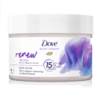 Un pot blanc de 295 ml, étiqueté « Dove Bath Therapy Renew », arbore un motif floral violet et un parfum de violette sauvage et d'hibiscus rose. Ce gommage corporel met en avant « 15 minutes de soin personnel » et la technologie pro-peptide, avec une essence rappelant le Sakura de Rituals. Dakar