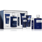 Un coffret de parfums Faconable Riviera présenté dans un élégant coffret. Il comprend un flacon d'eau de Cologne, un lait pour le corps, un gel douche et d'autres articles de toilette. L'emballage est principalement bleu marine avec une étiquette blanche. Dakar