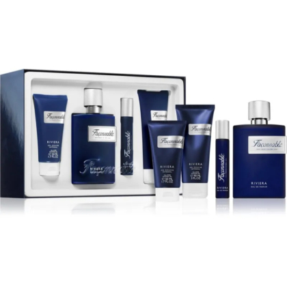Un coffret de parfums Faconable Riviera présenté dans un élégant coffret. Il comprend un flacon d'eau de Cologne, un lait pour le corps, un gel douche et d'autres articles de toilette. L'emballage est principalement bleu marine avec une étiquette blanche. Dakar