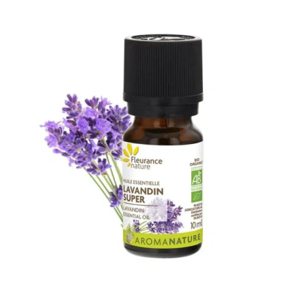Un petit flacon marron d'huile essentielle de Lavandin Super de Fleurance Nature. L'étiquette est verte et blanche, avec des illustrations de lavande. Un brin de lavande fraîche se trouve à côté du flacon. Le texte indique qu'il s'agit d'une huile biologique d'une contenance de 10 ml. Dakar