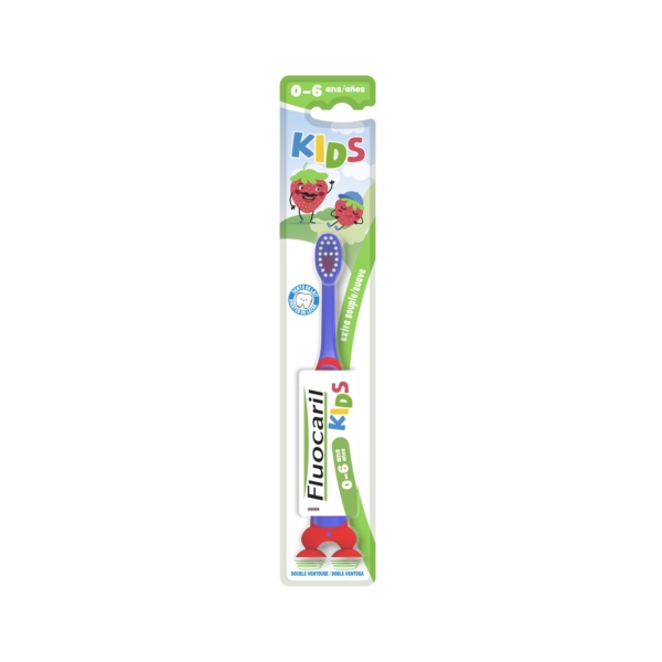 Une brosse à dents pour enfants, présentée dans un emballage adapté aux enfants de 0 à 6 ans. L'emballage est coloré, avec des illustrations ludiques et l'étiquette « Fluocaril Kids ». La brosse est dotée d'un manche rouge et de petits poils bleus doux, adaptés aux jeunes enfants. Dakar