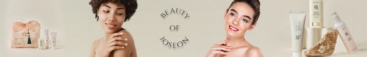 Deux femmes à la peau éclatante posent à côté des produits de soin Beauty of Joseon, notamment des crèmes, des sérums et des flacons, présentés sur un fond clair avec le texte « Beauty of Joseon » au centre. Dakar