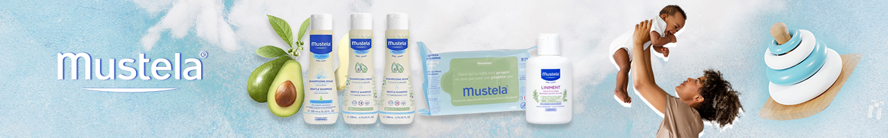 Produits de soin Mustela avec un avocat, un bébé tenu par un adulte et un jouet à empiler bleu et blanc sur un fond bleu clair avec le logo Mustela. Dakar