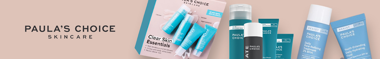 Un présentoir de divers produits de soins de la peau Paula’s Choice, notamment des coffrets, des bouteilles et des tubes dans des tons de bleu et de blanc, disposés sur un fond beige clair avec le texte « Paula’s Choice Skincare ». Dakar