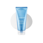 Un tube bleu de Medicube Mousse Nettoyante Anti Pores Dilates Zero Foam Cleanser 120 ml se dresse debout sur un fond circulaire gris clair, avec le nom du produit et les détails imprimés en blanc sur le tube. Dakar