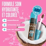 Un gloss hydratant NYX Lip IV est présenté dans une demi-noix de coco. Le texte met en avant sa formule à base de magnésium, de vitamine B12 et d'eau de coco, ainsi que son hydratation pendant 12 heures. Le fond est rose. Dakar