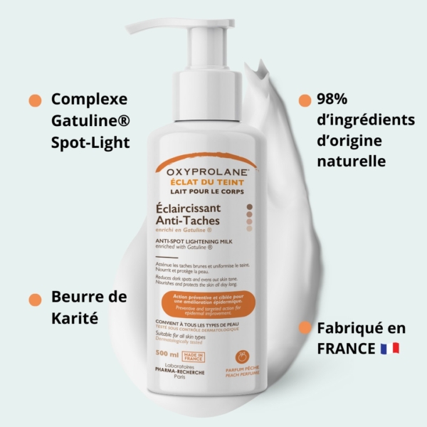 Un flacon de 500 ml d'Oxyprolane Lait éclaircissant taches – éclat du teint est posé sur un fond de teint crème. Il contient le complexe Gatuline Spot-Light, 98 % d'ingrédients d'origine naturelle et du beurre de karité. Fabriqué en France. Dakar
