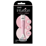 La tondeuse bikini Wilkinson Intuition Complete arbore un design élégant noir et rose avec le nom du produit et une image de la tondeuse. Elle offre une coupe précise, est étanche et présente un profil fin. L'emballage comprend une unité et une pile AAA. Dakar
