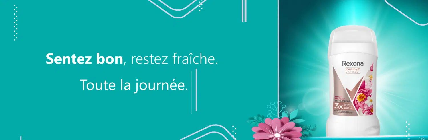 Un déodorant en stick Rexona est présenté sur un fond bleu sarcelle avec un texte blanc indiquant : « Sentez bon, restez frais. Toute la journée. » Des fleurs roses et des lignes décoratives accentuent le design. Dakar